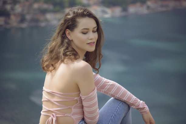 看着科托尔湾和小镇的女人图片下载