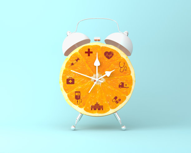 创意布局新鲜的橙色切片闹钟与图标医疗保健在蓝色柔和的背景。关于健康和医疗保险的概念概念。图片下载