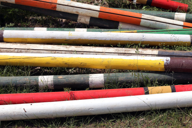 户外照片的木制障碍跳跃的马。为马术训练表演准备马匹图片下载