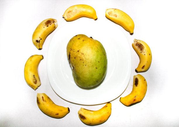 新鲜生芒果和香蕉。图片下载