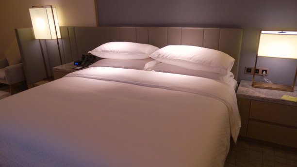白色豪华酒店卧室图片下载