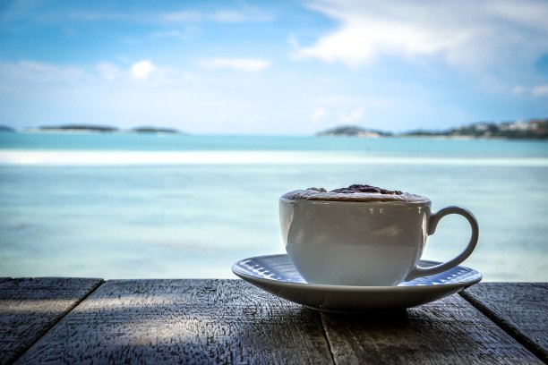 白色杯子里的热咖啡。图片下载