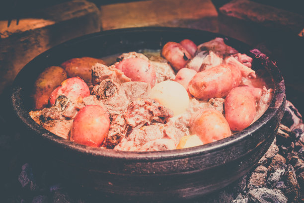 塞尔维亚传统菜肴“Sač”用羊肉和自然蔬菜烹制而成图片下载