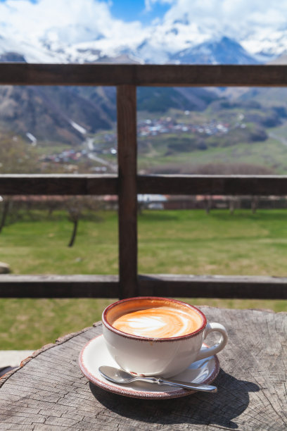 山上阳台上的卡布奇诺图片下载