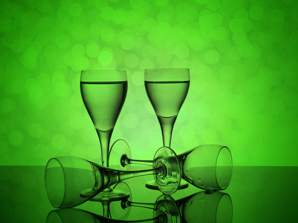 绿色背景上的四个杯子。图片下载