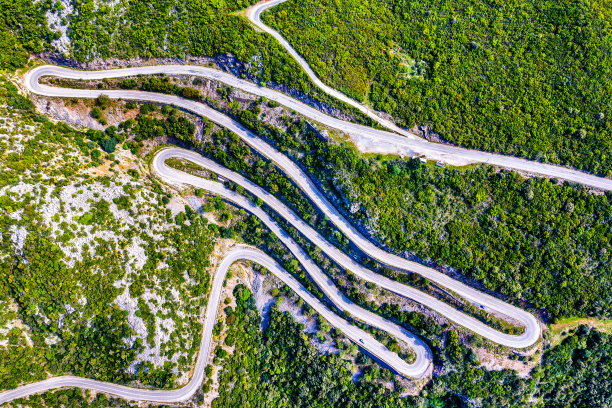 希腊山区蜿蜒的道路图片下载
