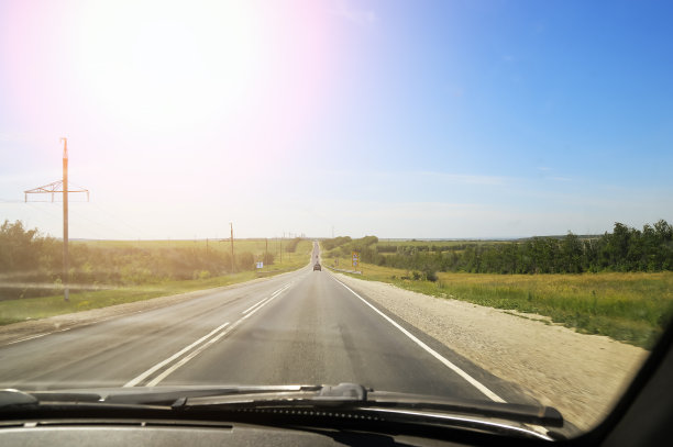 从车窗到马路的视野。图片下载