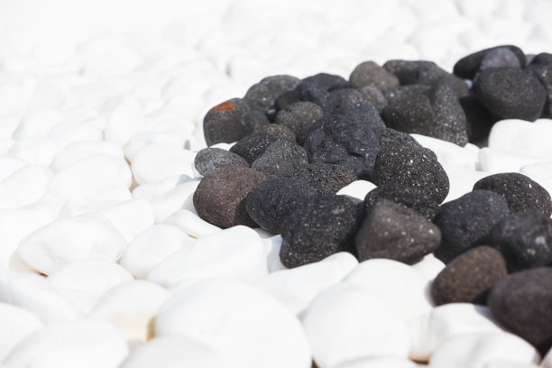 希腊圣托里尼岛伊亚的白色和黑色火山石图片下载