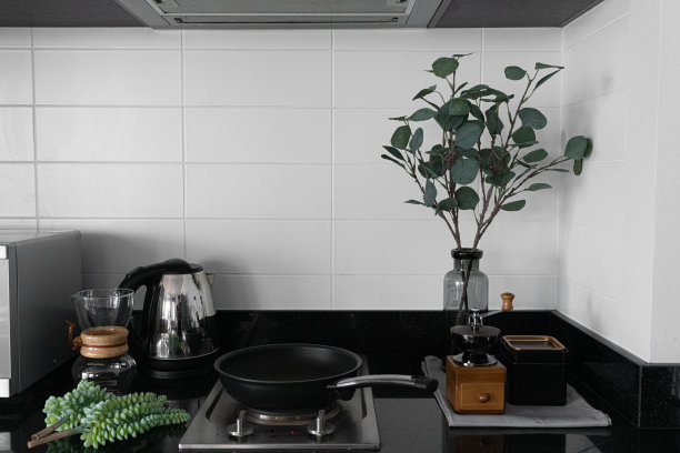 舒适的餐具室角落/厨房在斯堪的纳维亚风格的白色砖瓷砖装饰和人工植物在灰色玻璃花瓶和手工咖啡研磨机/舒适的室内设计装饰图片下载