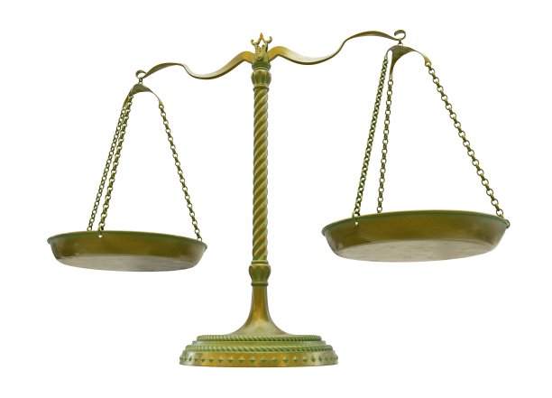 古董金黄铜天平孤立在白色背景。三维演示图片下载