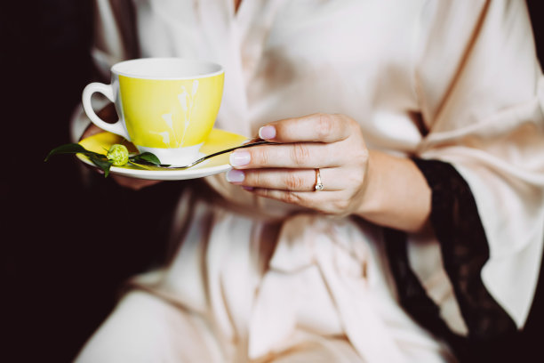 拿着咖啡的女人。近距离图像。图片下载