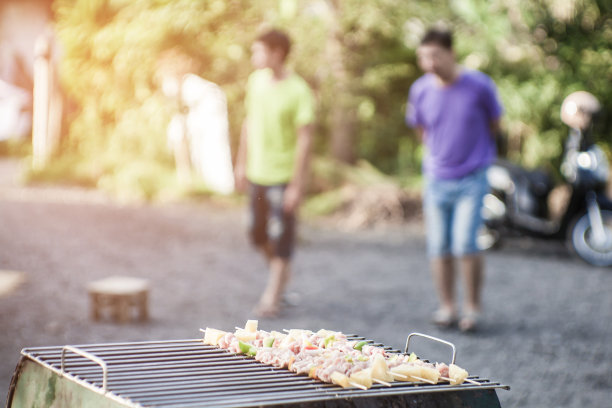朋友们做烧烤，吃晚餐图片下载