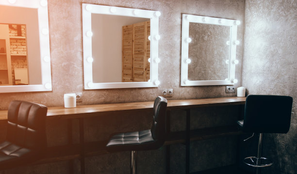 配备镜子和灯光的豪华美容沙龙图片下载