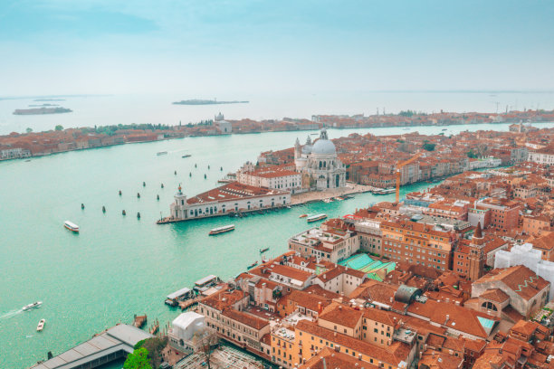 威尼斯的城市景观与圣玛丽亚德拉敬礼教堂图片下载