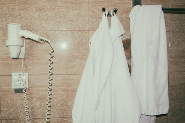 在旅馆休息。浴室里的浴袍。图片下载