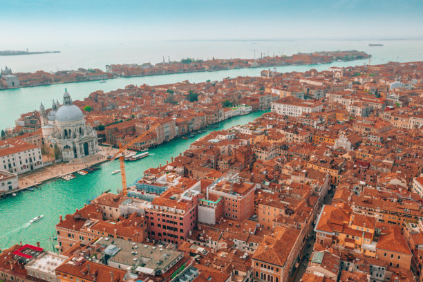 威尼斯的城市景观与圣玛丽亚德拉敬礼教堂图片下载