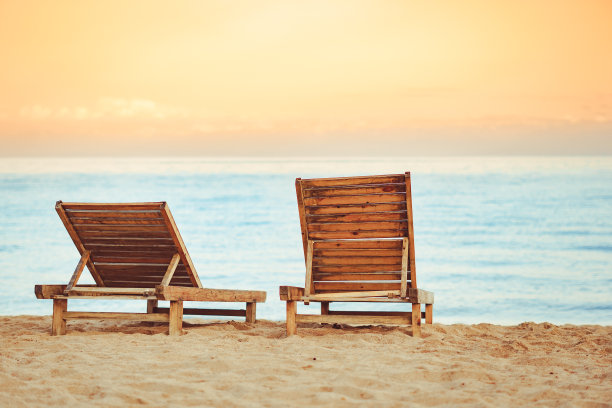 海边的阳光躺椅图片下载