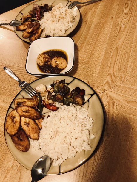 大蕉，米饭和烧焦的蔬菜图片下载