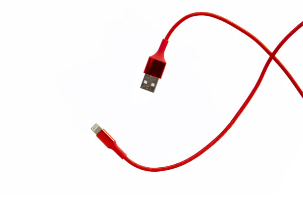 红色USB电缆智能手机隔离在白色背景，文件包含剪切路径。图片下载