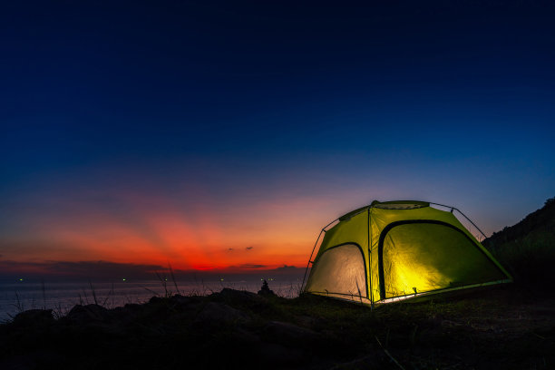 在日落的北方露营和帐篷图片下载