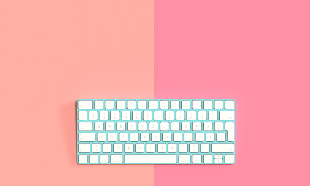 现代电脑键盘上的两种颜色的背景在平lay风格。图片下载