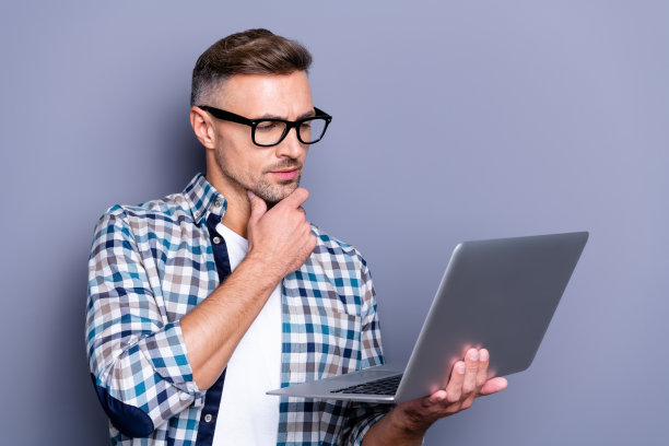 近距离的照片英俊的，有吸引力的，他，他，他的家伙，手，手臂，下巴，手持笔记本，思考新的创业投资，读者，统计数据，穿着休闲的格子格子衬衫，孤立的，灰色的背景图片下载