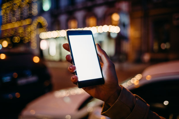 女人的手握着手机图片下载