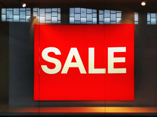 发光的红色板与白色销售文本在零售商店图片下载