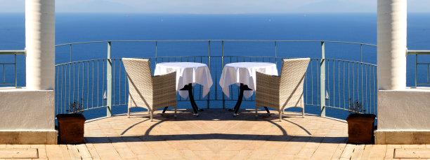 后院的桌子和椅子图片下载