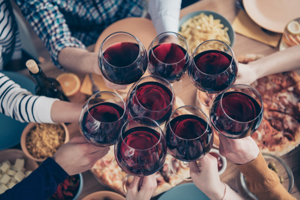 裁剪近距离在上面在高角度照片公司社交人群活动悬挂成员伙伴不同的种族举起杯子饮料坐桌子衬衫正装毛衣套头衫阁楼房间室内图片下载