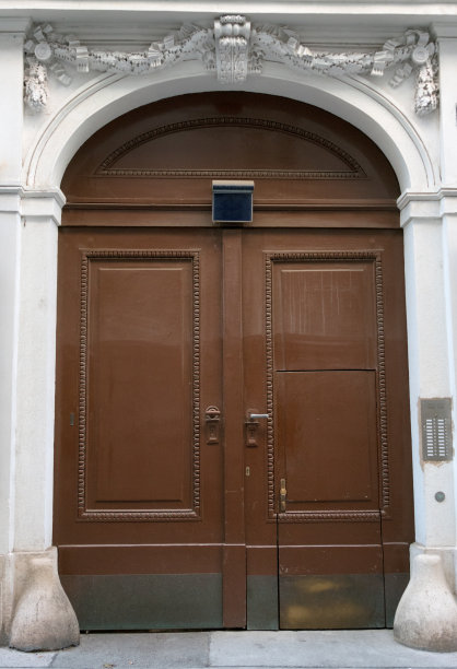 木制门。Еntrance通过。图片下载