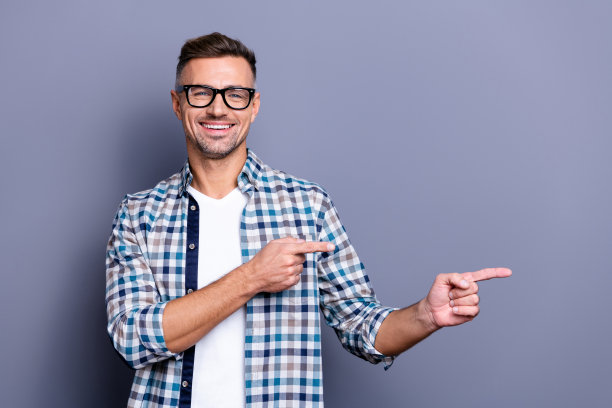 近距离照片智能吸引力他他的人手臂的手显示真空冷却提供建议买买家最好的价格穿规格休闲格子花格衬衫孤立的灰色背景图片下载