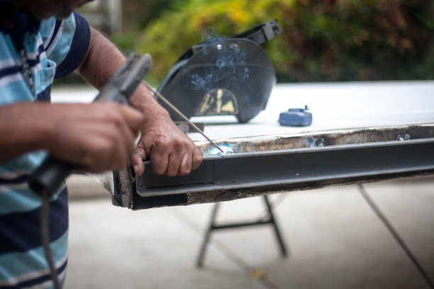 一个人正在用钢梁工作图片下载