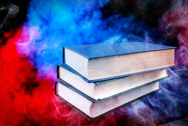 书籍堆叠在一起，背景色彩丰富图片下载