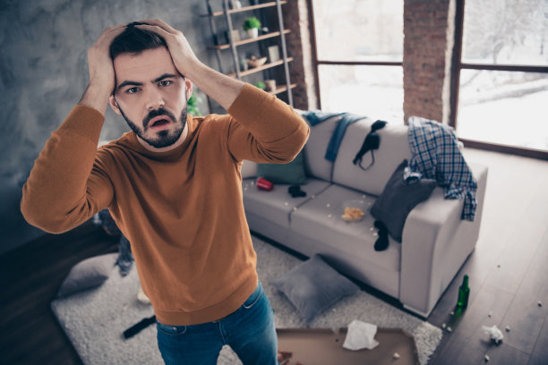 Top high angle view照片惊讶有趣时髦的派对m，不记得触摸头手手掌尖叫omg凌乱的房间站橙色毛衣套衫时髦的牛仔牛仔裤内部图片下载