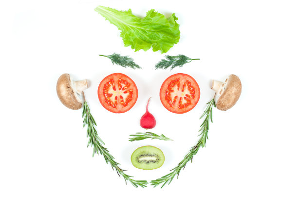 有趣的脸从不同的蔬菜西红柿，黄瓜，萝卜，莳萝和迷迭香孤立在白色的背景。健康饮食和素食的概念。厨房图片下载