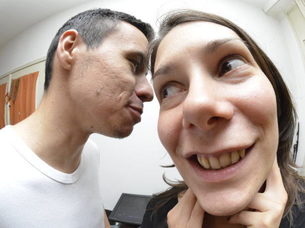 这是一对年轻夫妇家庭生活的有趣画面图片下载