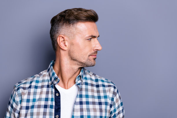 特写半翻的肖像他的漂亮迷人的整洁的胡子男人穿着格子衬衫看一边孤立的灰蓝色紫罗兰紫色柔和的背景图片下载