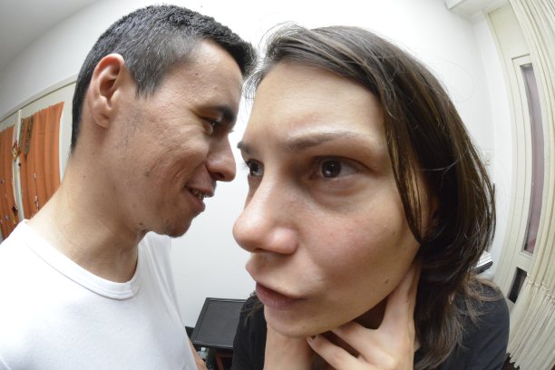 这是一对年轻夫妇家庭生活的有趣画面图片下载