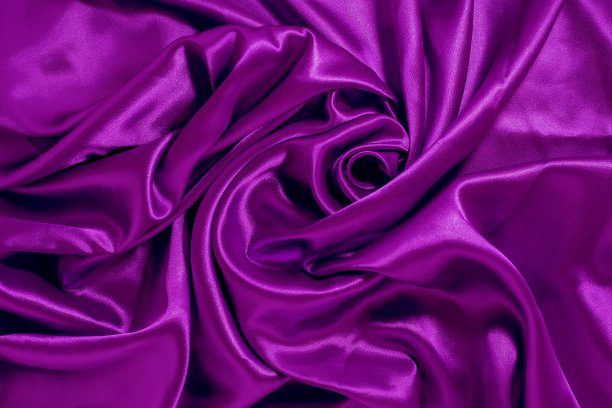 紫色缎面织物。纹理、背景图片下载