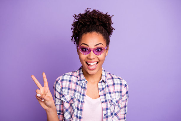 滑稽的时髦的可爱的青少年的肖像少年夏天假期周末旅行美丽的享受高兴满意的内容做v符号穿着格子衬衫孤立在紫色的背景图片下载