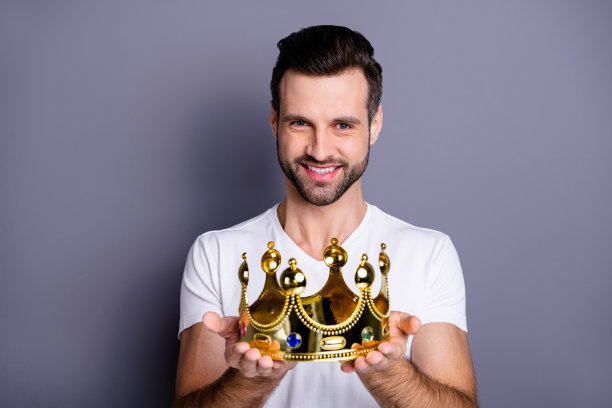 可爱可爱有吸引力开朗的年轻人的特写照片感觉内容满意牵手有比赛第一名冠军穿浅色衣服孤立的灰色背景图片下载