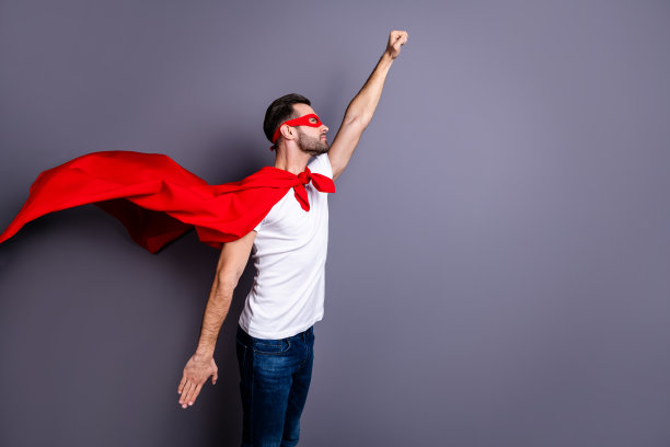 他的侧面肖像，他好看，有吸引力的内容，胡子有意的家伙举起手准备拯救孤立的灰色柔和的紫罗兰紫色的背景图片下载