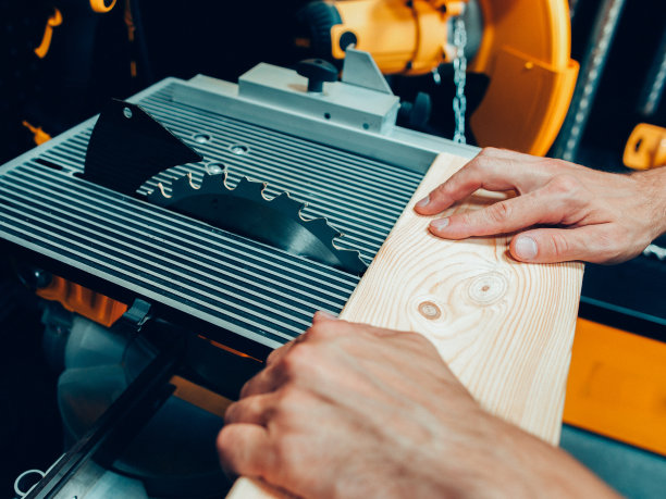 危险木工用电动圆锯图片下载