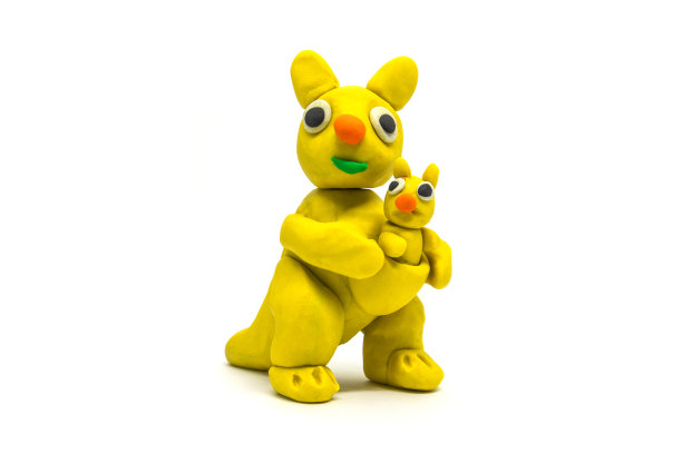 玩面团袋鼠在白色的背景图片下载