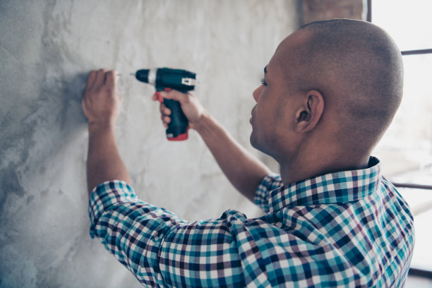 背面，背面，侧面，侧视图，集中的专家技术员的照片，手牵手，电机，站立，房间，公寓，穿着，格子，格子衬衫，时尚，熟练图片下载
