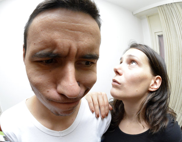 这是一对年轻夫妇家庭生活的有趣画面图片下载