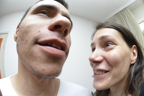 这是一对年轻夫妇家庭生活的有趣画面图片下载