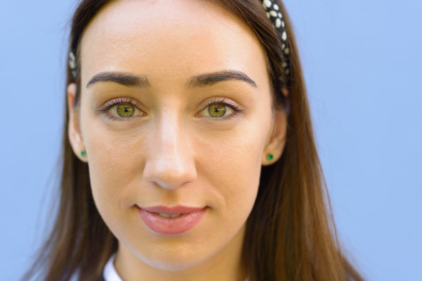 迷人的年轻黑发女子图片下载