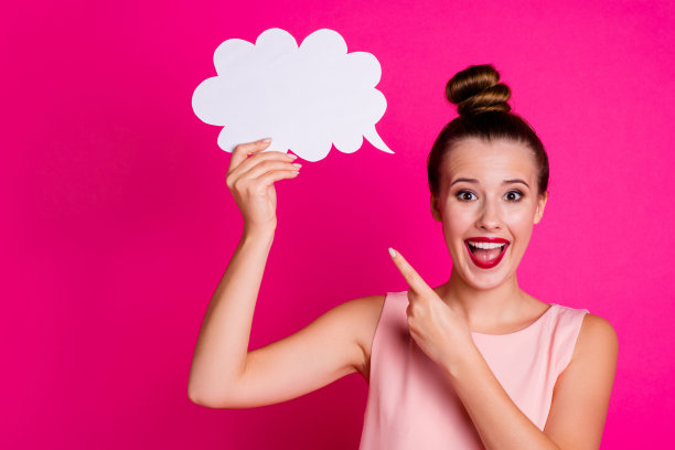 特写照片可爱的迷人的可爱的漂亮的漂亮的年轻手持纸卡片云惊讶的印象深刻的哇哦，我的天，难以置信的意外红色的润发油，嘴唇粘口红孤立的生动的背景图片下载